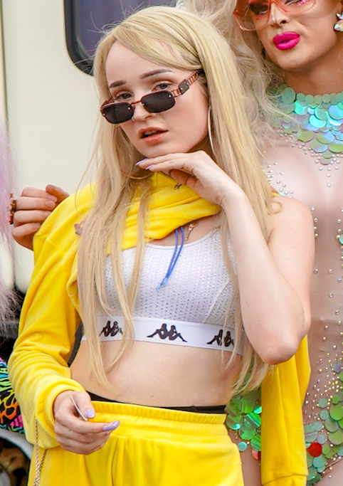 Kim Petras in Yellow outfit