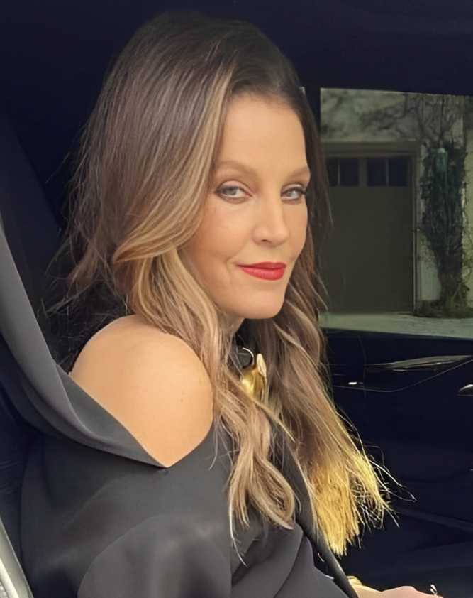 Lisa Marie Presley on her way to_ the Golden Globes